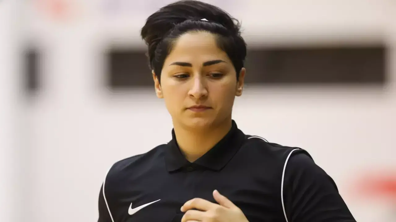 العنود الأسمري تقود أول مباراة رسمية لحكم سعودية وتعيد تشكيل المشهد الرياضي